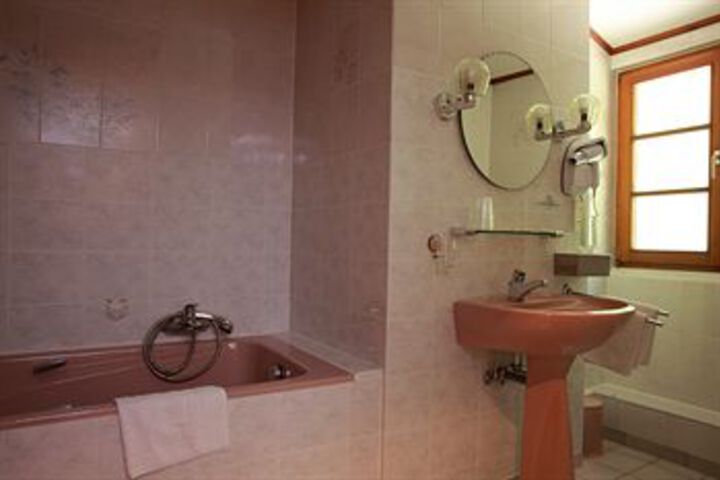Room 4 of 68