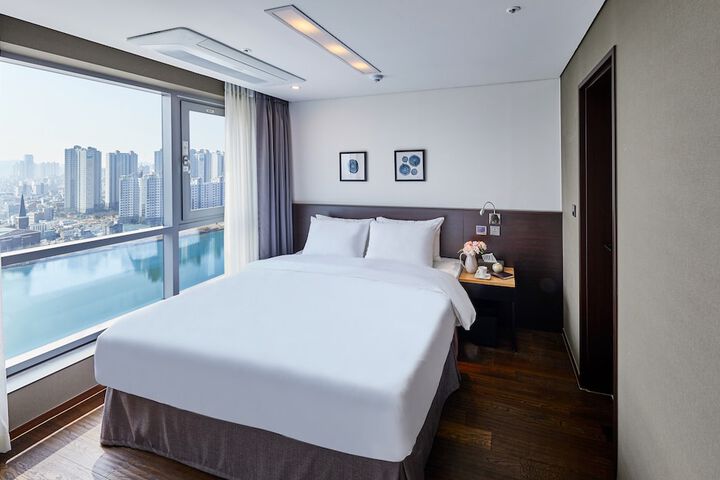 Room 8 of 28