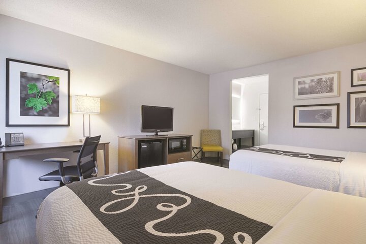 2 Double Beds (6 of 19)