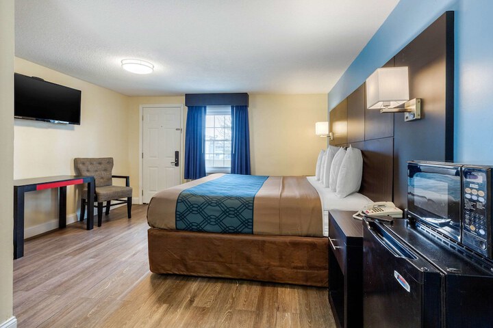 1 King Bed (2 of 7)