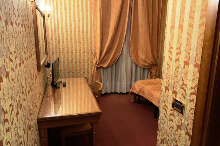 Room 9 of 19