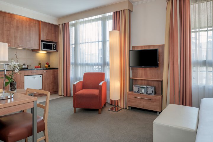 Room 11 of 40