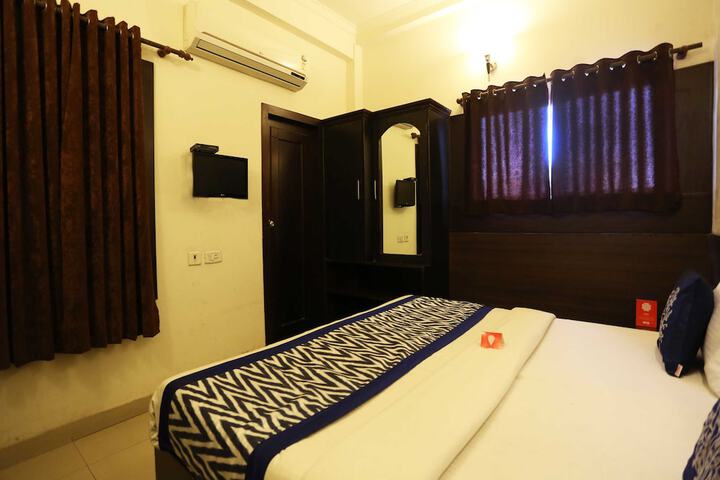 Room 8 of 11