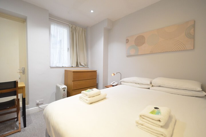 Room 120 of 371