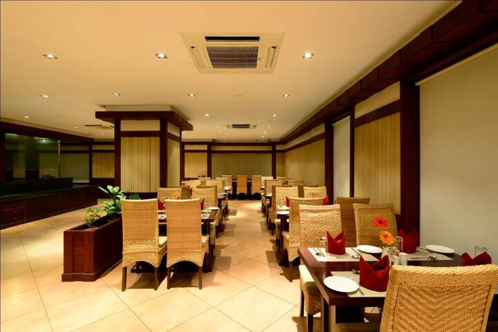 Dining 33 of 53