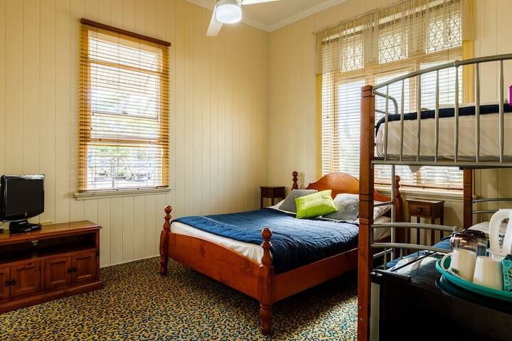 Room 11 of 37