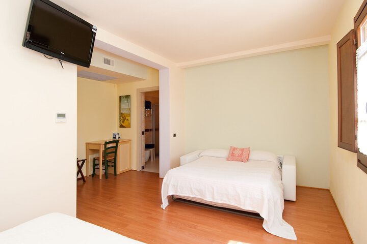 Room 6 of 61