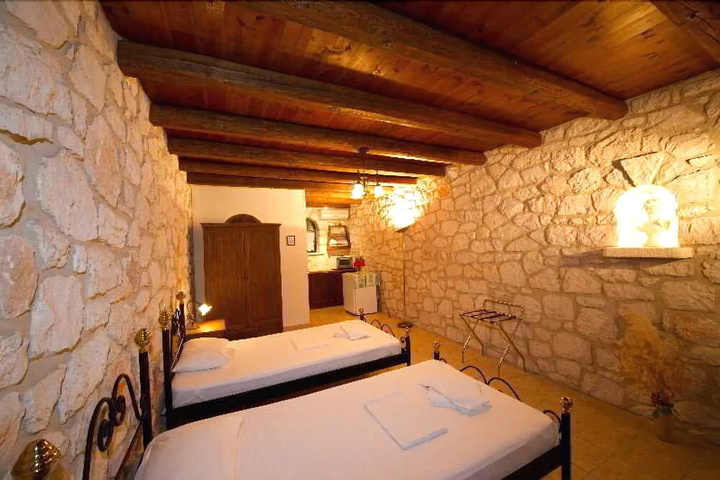 Room 4 of 9