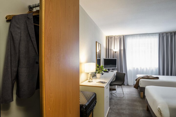 Room 28 of 89