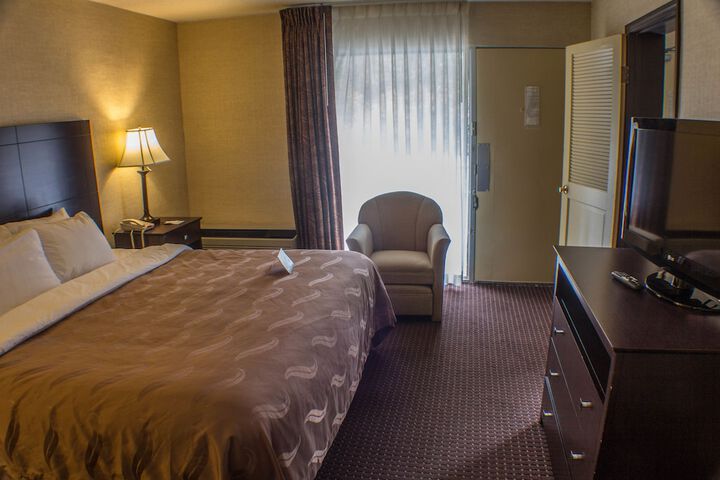 1 King Bed (2 of 19)