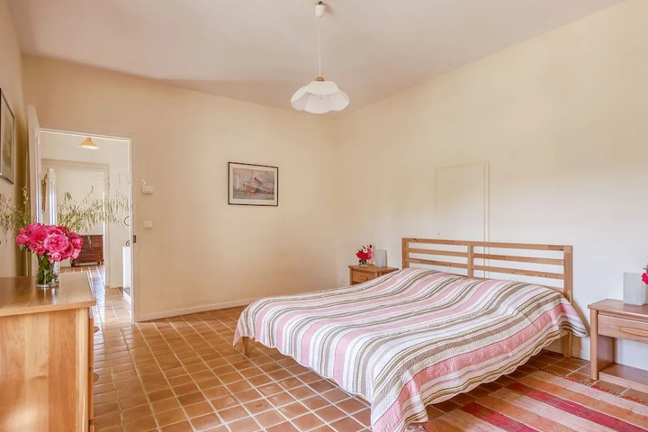 Room 4 of 25