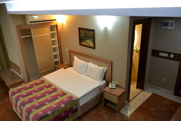 Room 6 of 35