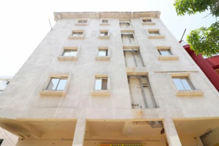 OYO 37411 Royal Residency