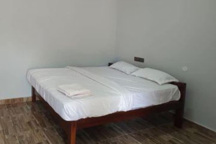 Room 8 of 18