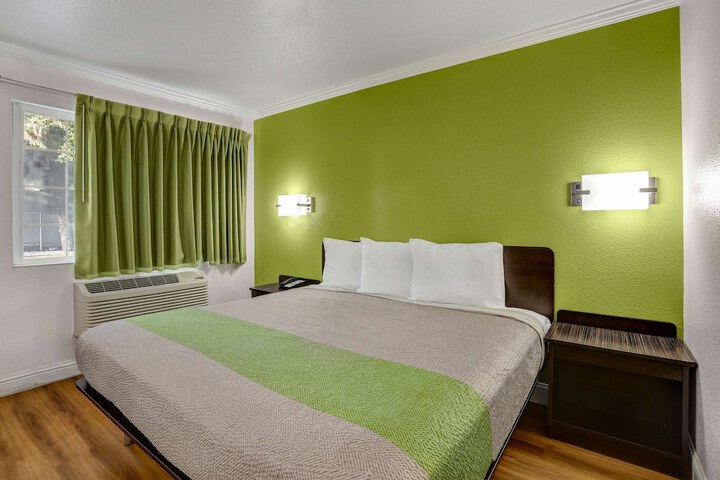 Room 4 of 27