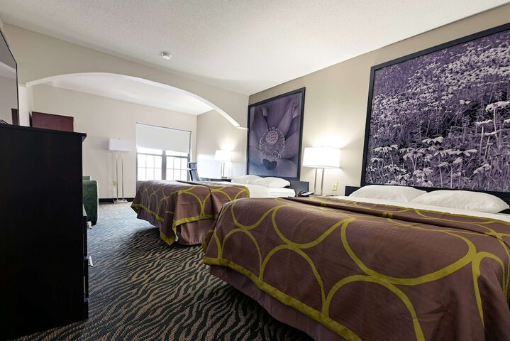 1 Queen Bed Cruise Room (4 of 12)