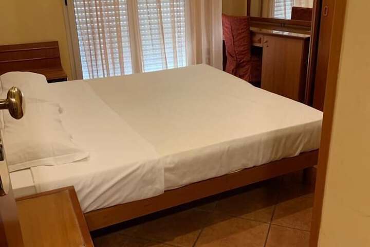 Room 7 of 27