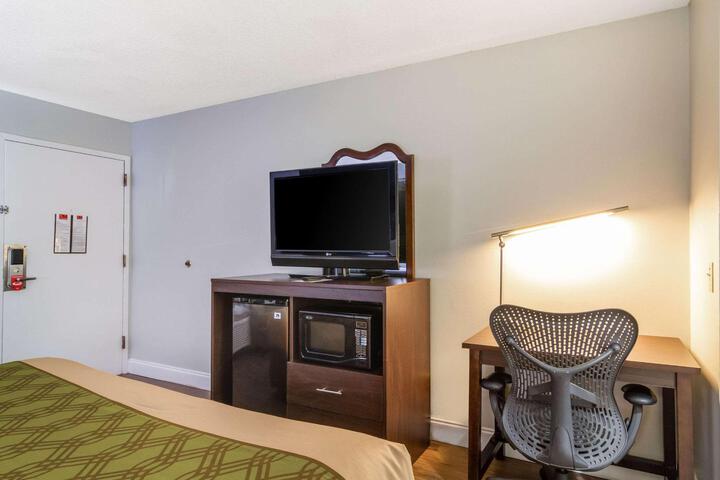 2 Double Beds Ground Floor Exterior Entrance Couch Microwave and Refrigerator Wi F (9 of 11)