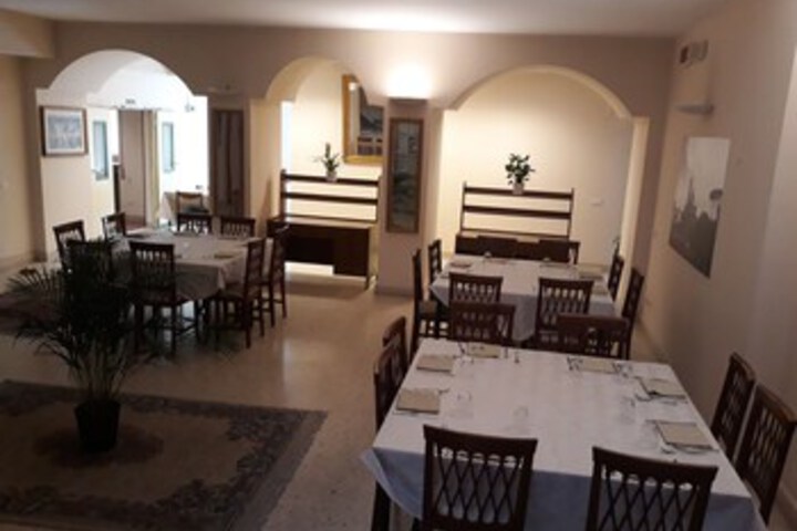 Dining 19 of 24