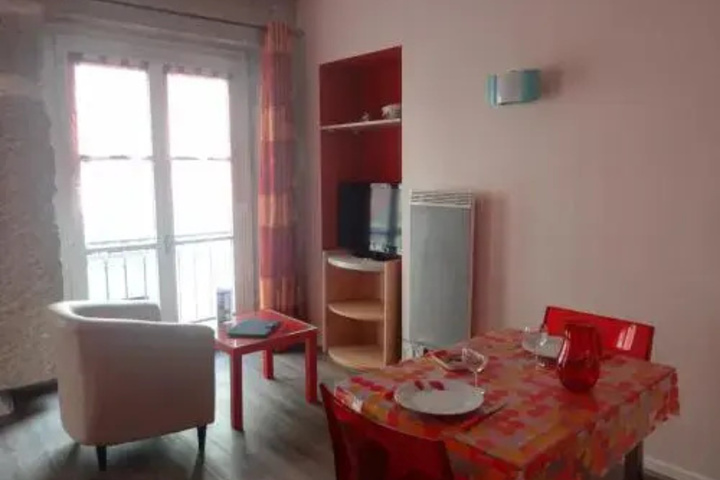 Room 6 of 18