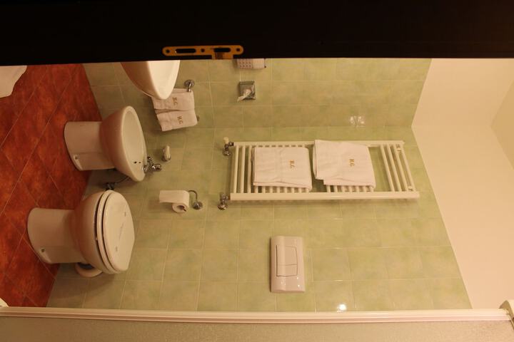 Room 16 of 36