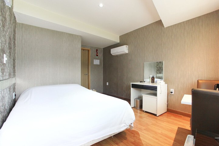 Room 4 of 62