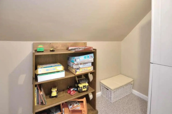 Room 11 of 18