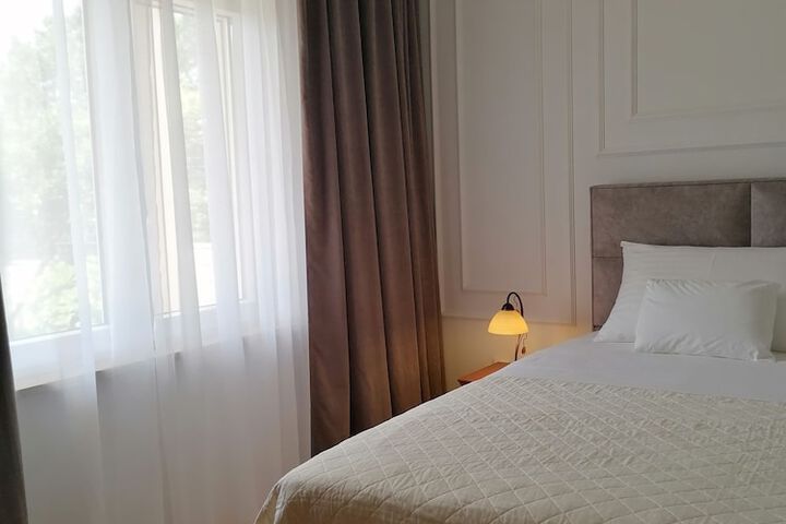 Room 25 of 102