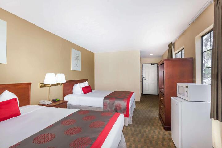 2 Queen Beds (1 of 21)