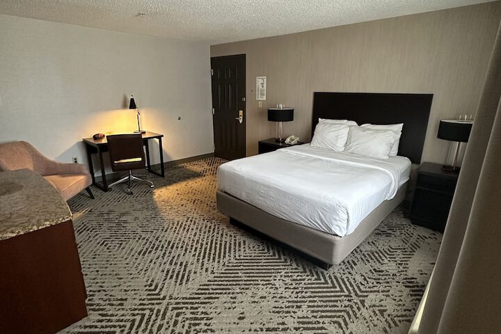 1 Queen Bed (16 of 18)