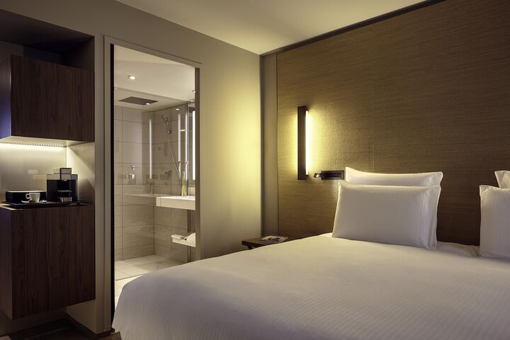 Room 25 of 99
