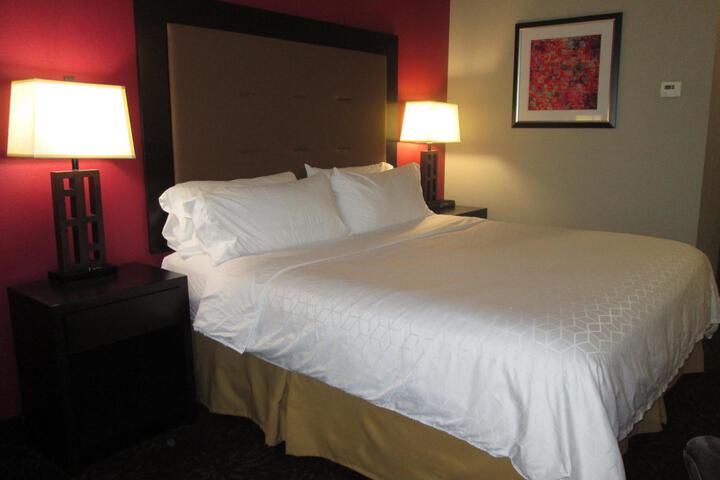 1 King Bed (20 of 32)