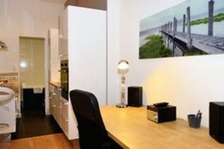 Room 4 of 8