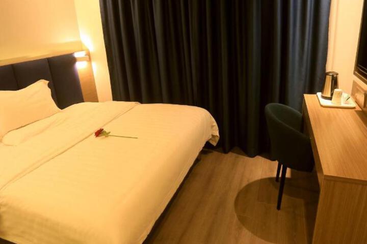 7 Days Premium Shenzhen North Station Yicheng Center