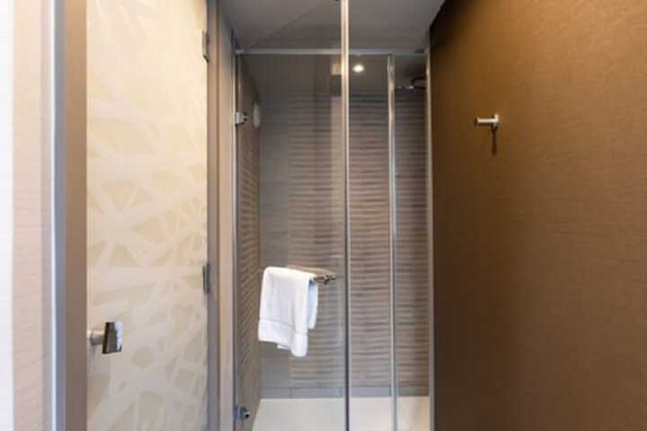 Room 33 of 102