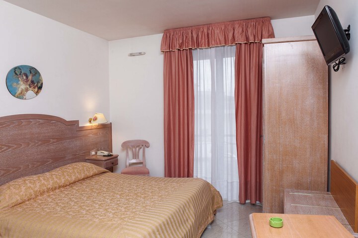Room 13 of 33