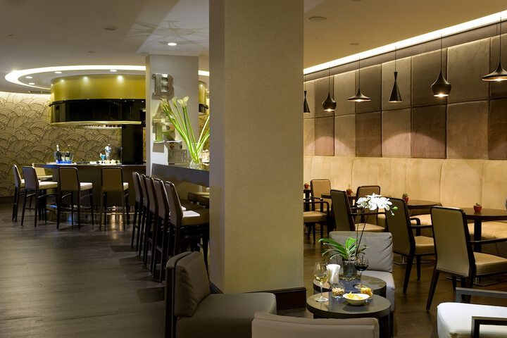 Lounge 77 of 124