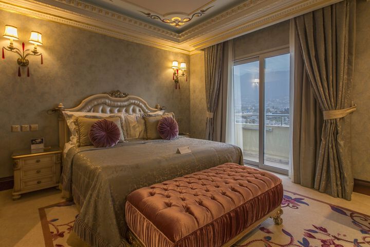 Room 12 of 80
