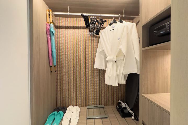 Room 14 of 210