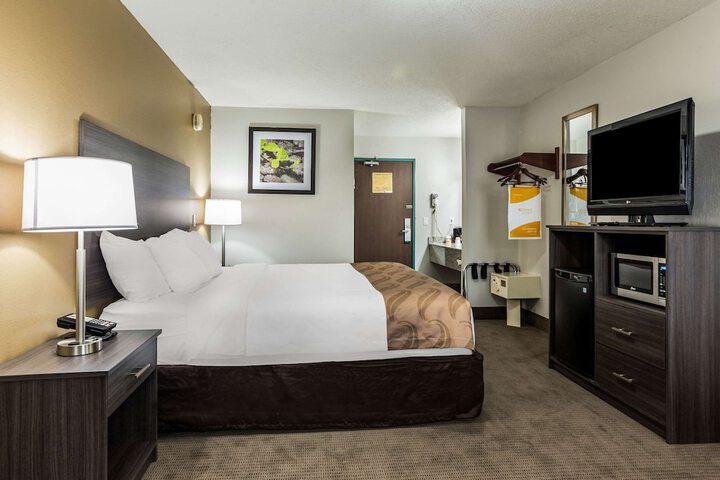1 Queen Bed (6 of 13)