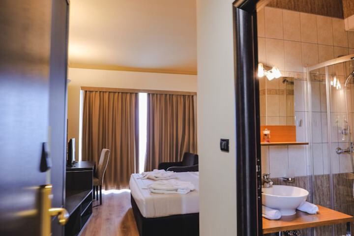 Room 44 of 167