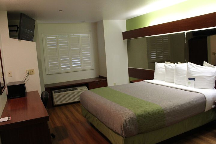 1 King Bed Micfridge (7 of 7)