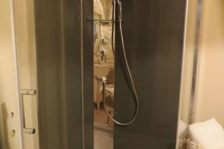 Room 6 of 15