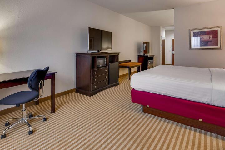 Accessible Suite 1 King Bed Accessible Communication Assistance Bathtub Sofa Bed Full Breakfast (6 of 13)