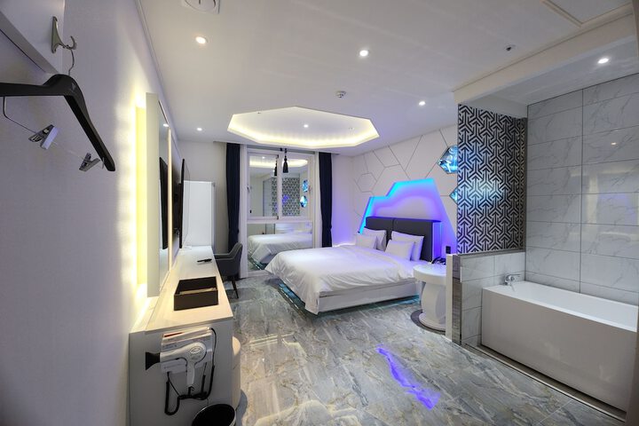 Room 5 of 13