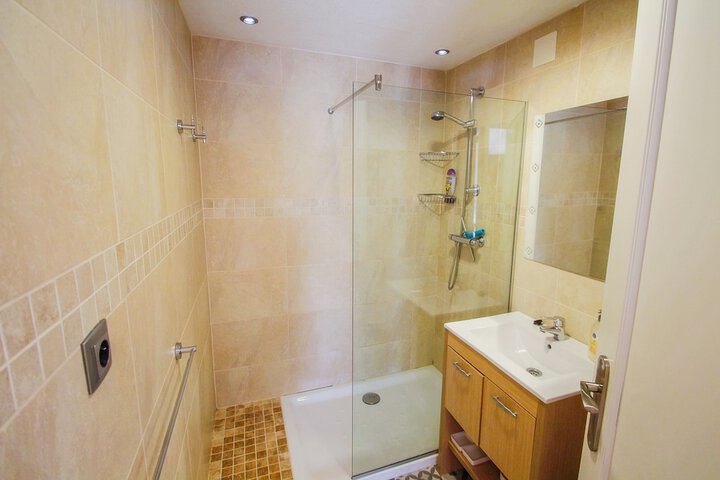 Room 10 of 16