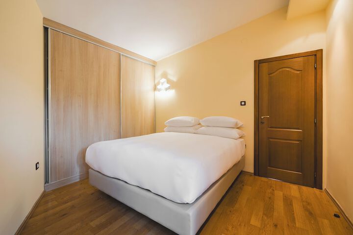 Room 14 of 211