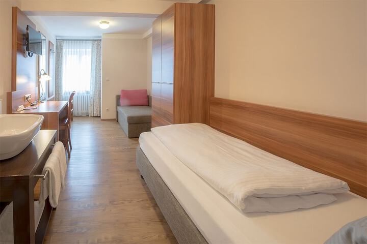 Room 42 of 111