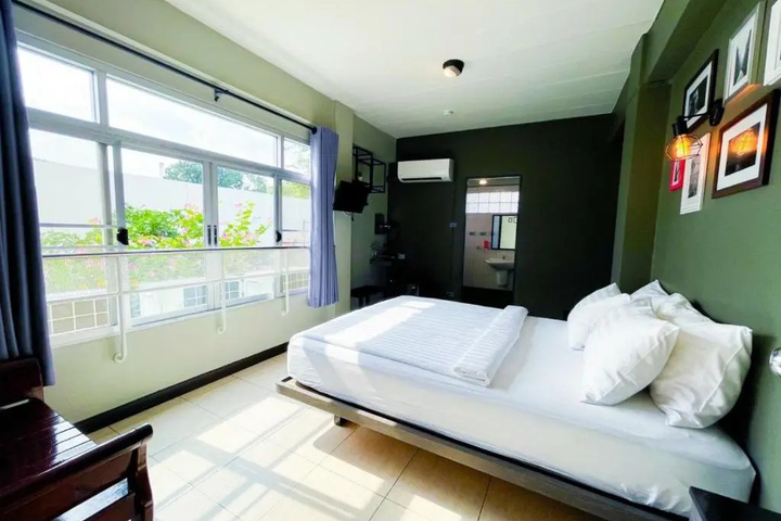 Room 4 of 18