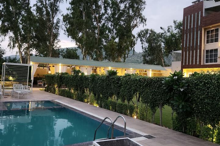 Pool 40 of 68